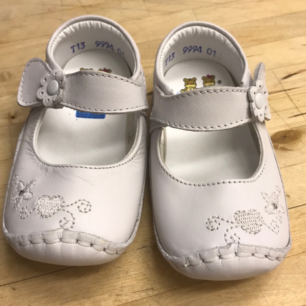 Toddler pair of White all leather shoes